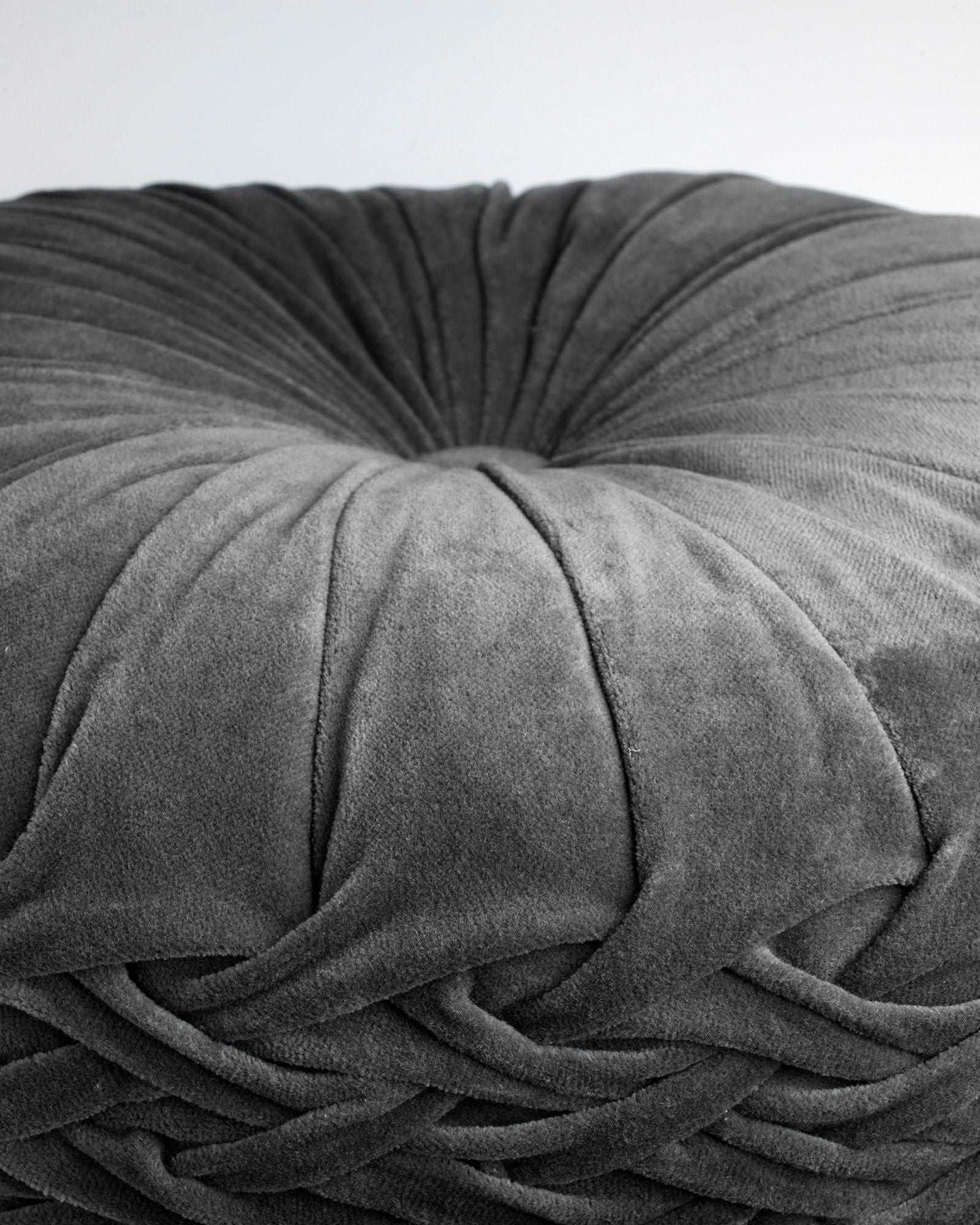 KAJA - Sierkussen rond velvet 40 cm - Charcoal Gray - antraciet